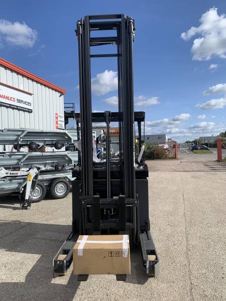 Location chariot mât rétractable UMS proche ROUEN