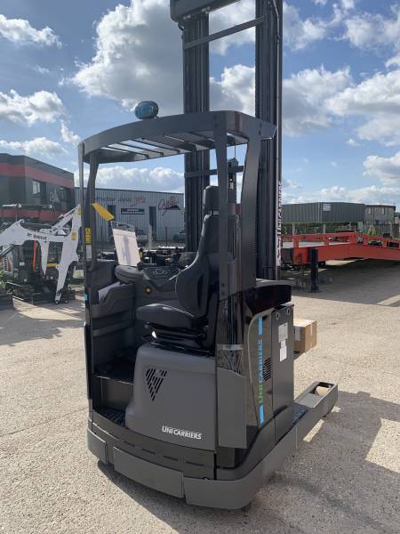 Location chariot mât rétractable UMS proche ROUEN