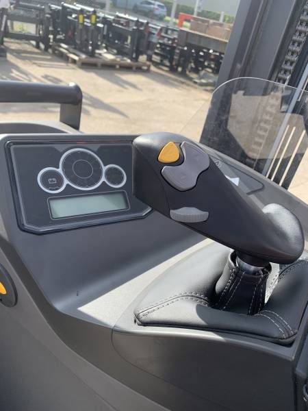 Location chariot mât rétractable UMS proche ROUEN